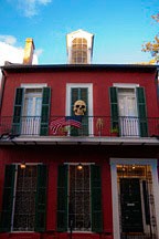 flag and skull on New Orleans French Quarter townhouse